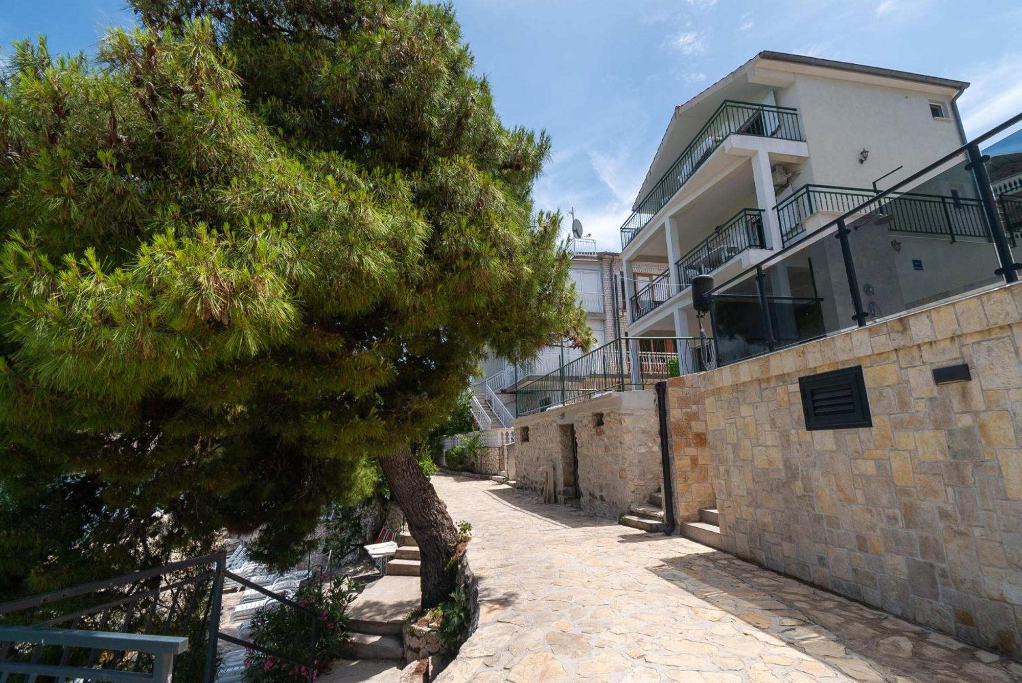 פרימוסטן Apartments Ivica מראה חיצוני תמונה