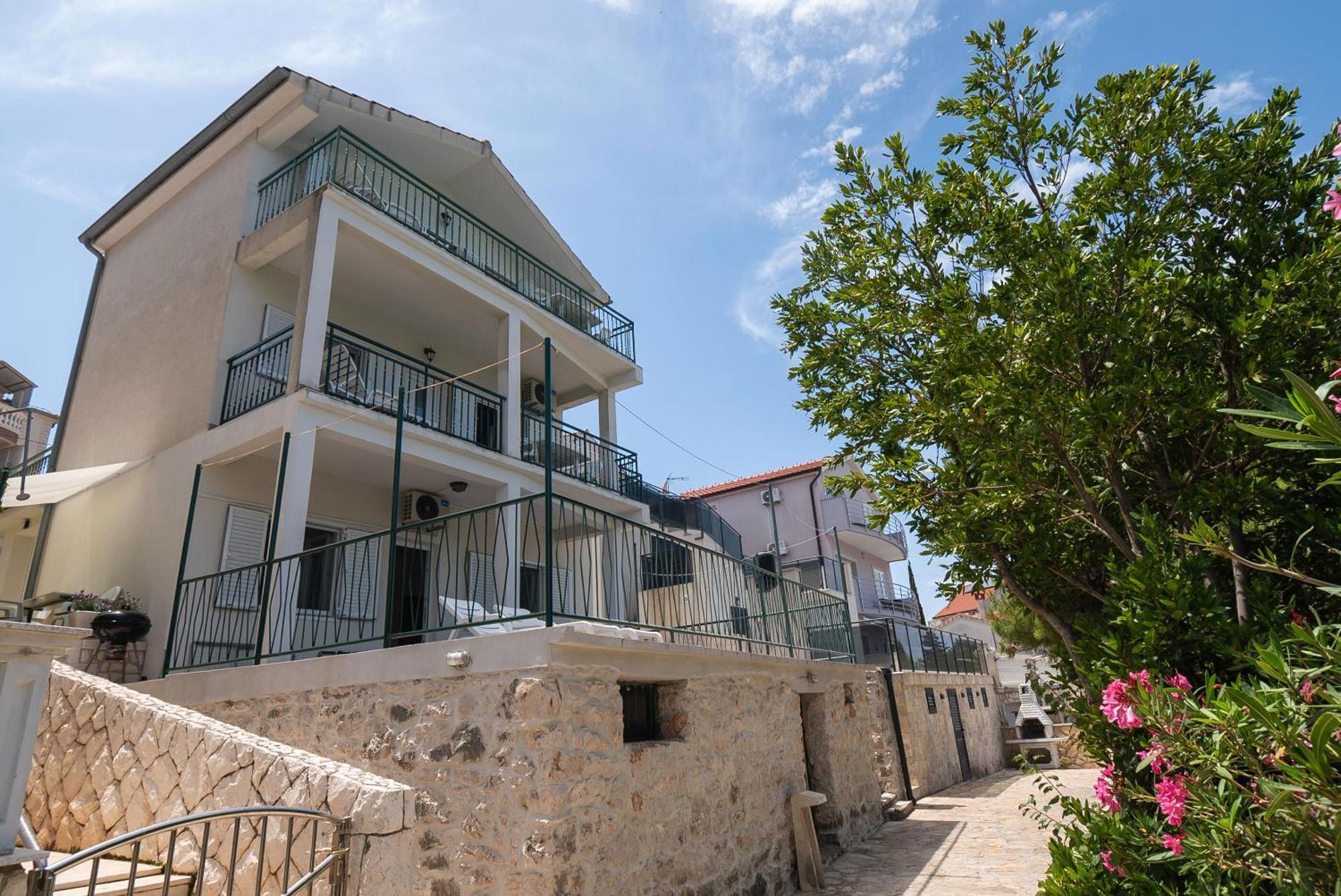 פרימוסטן Apartments Ivica מראה חיצוני תמונה