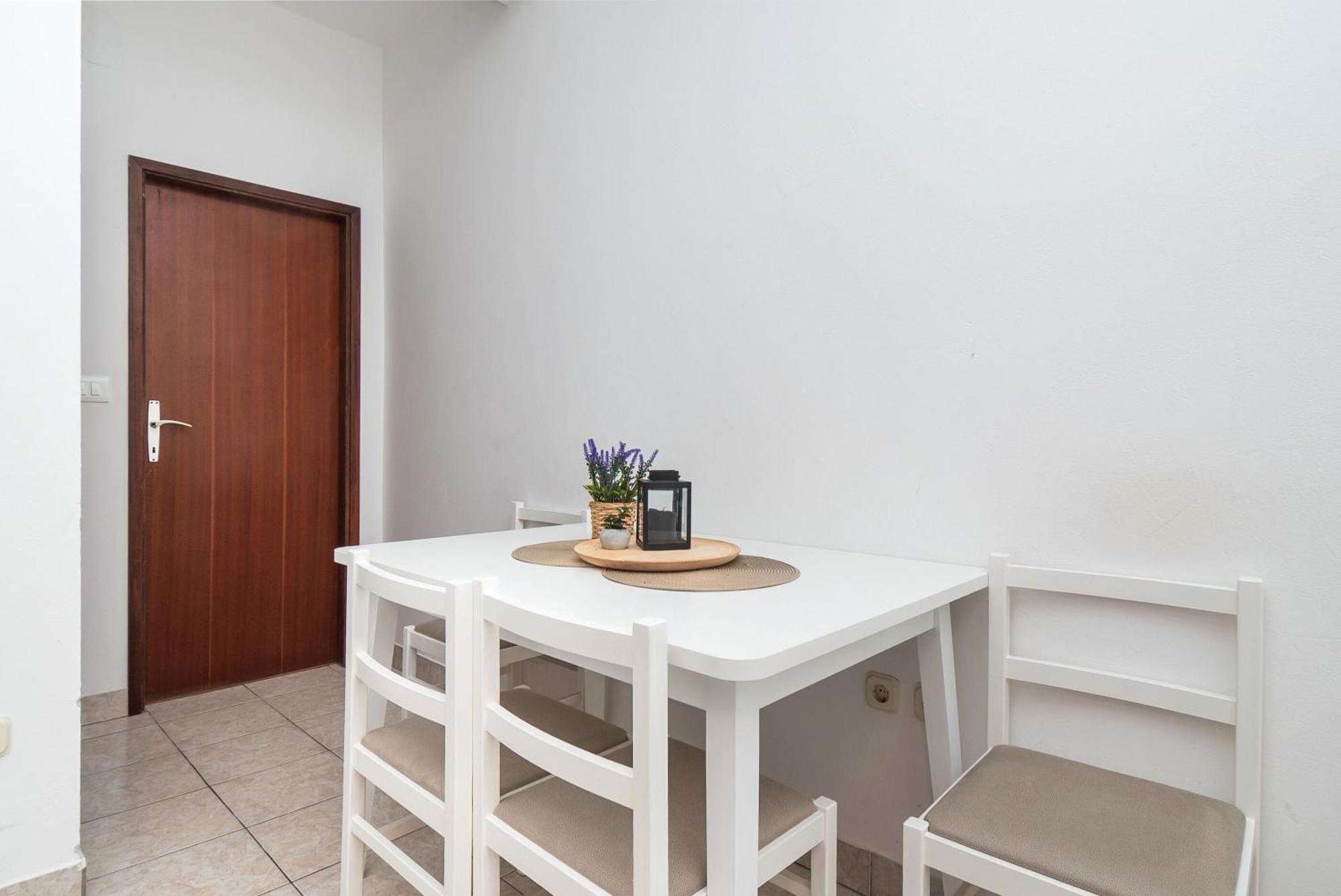 פרימוסטן Apartments Ivica מראה חיצוני תמונה