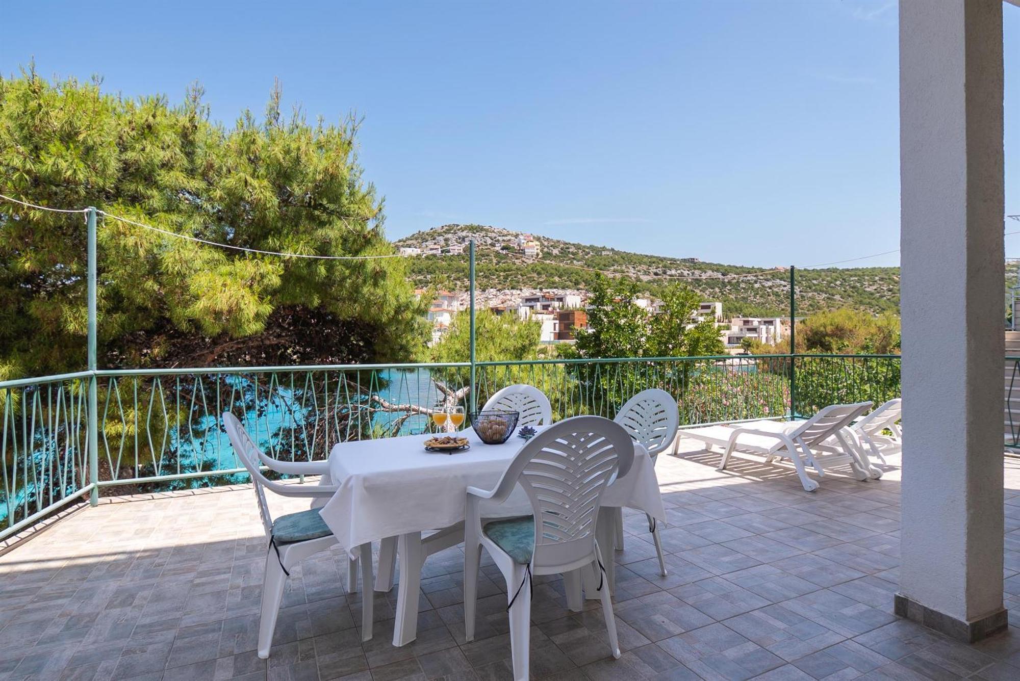 פרימוסטן Apartments Ivica מראה חיצוני תמונה